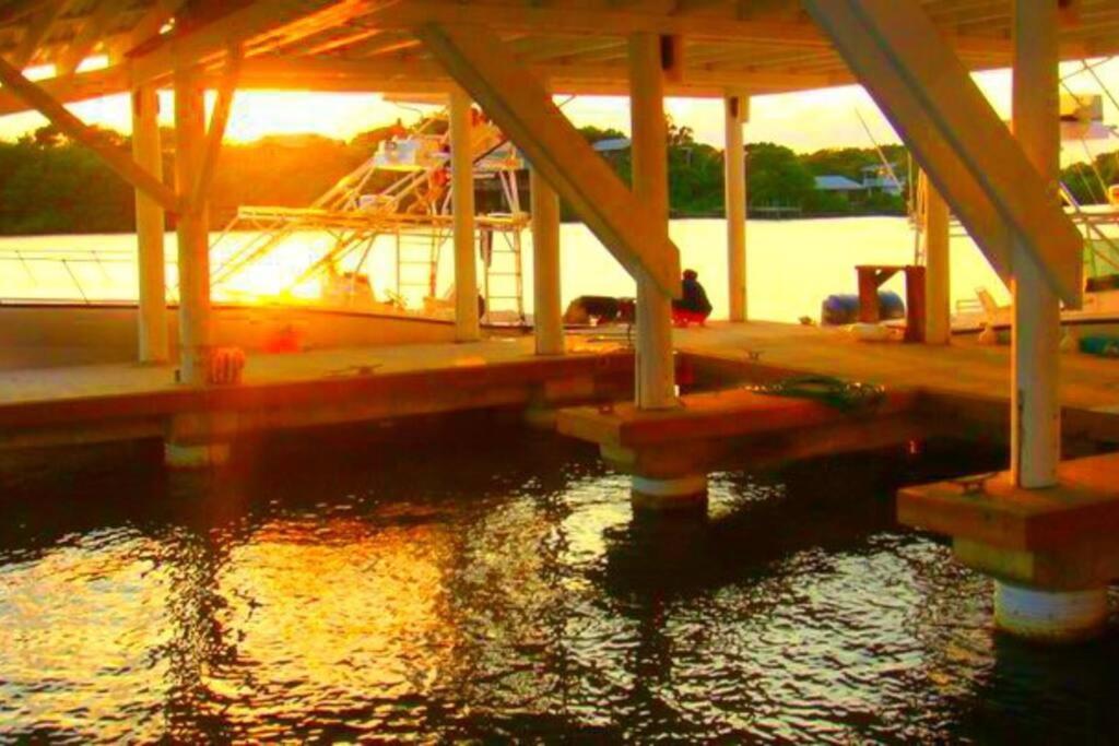 The Dock Resort Over Water Retreat West End Extérieur photo