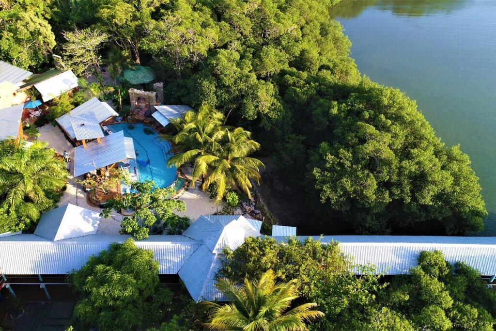 The Dock Resort Over Water Retreat West End Extérieur photo
