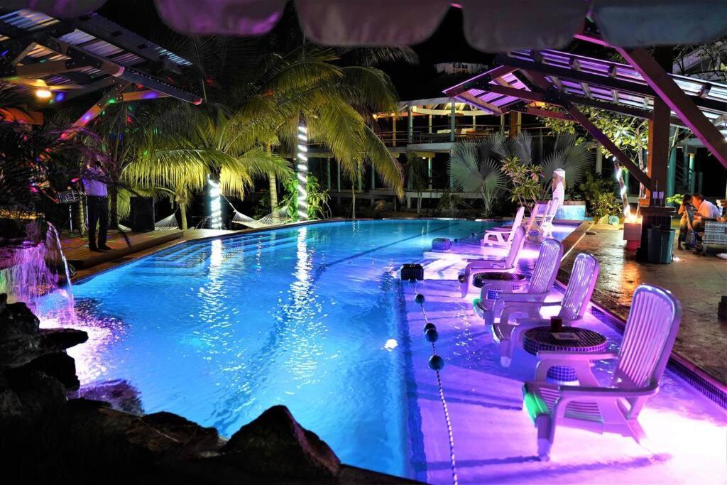 The Dock Resort Over Water Retreat West End Extérieur photo
