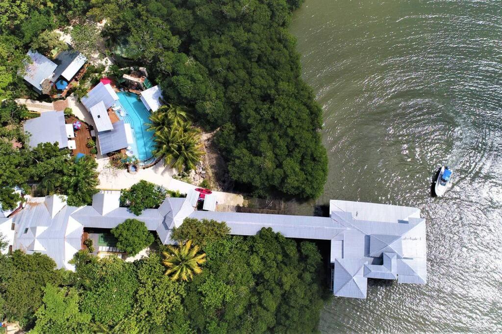 The Dock Resort Over Water Retreat West End Extérieur photo