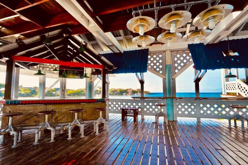 The Dock Resort Over Water Retreat West End Extérieur photo